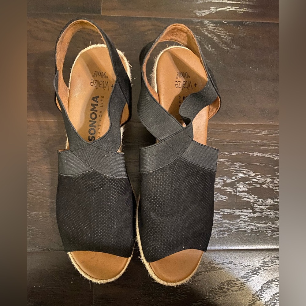 Black wedges
